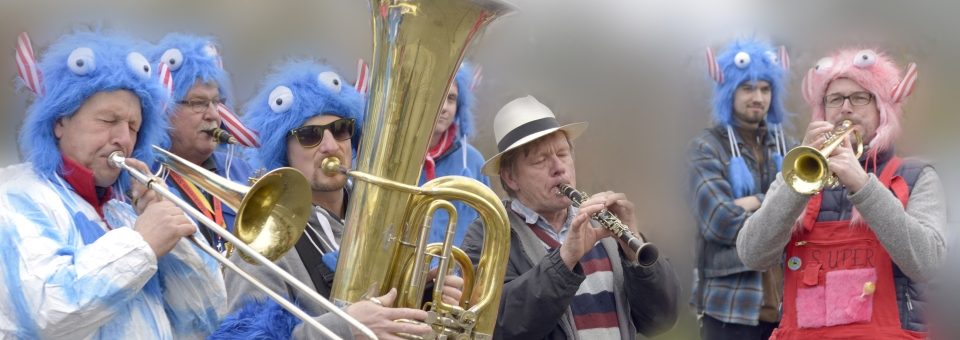 Musiker in blauen Fellkostümen beim Fasnachtsumzug