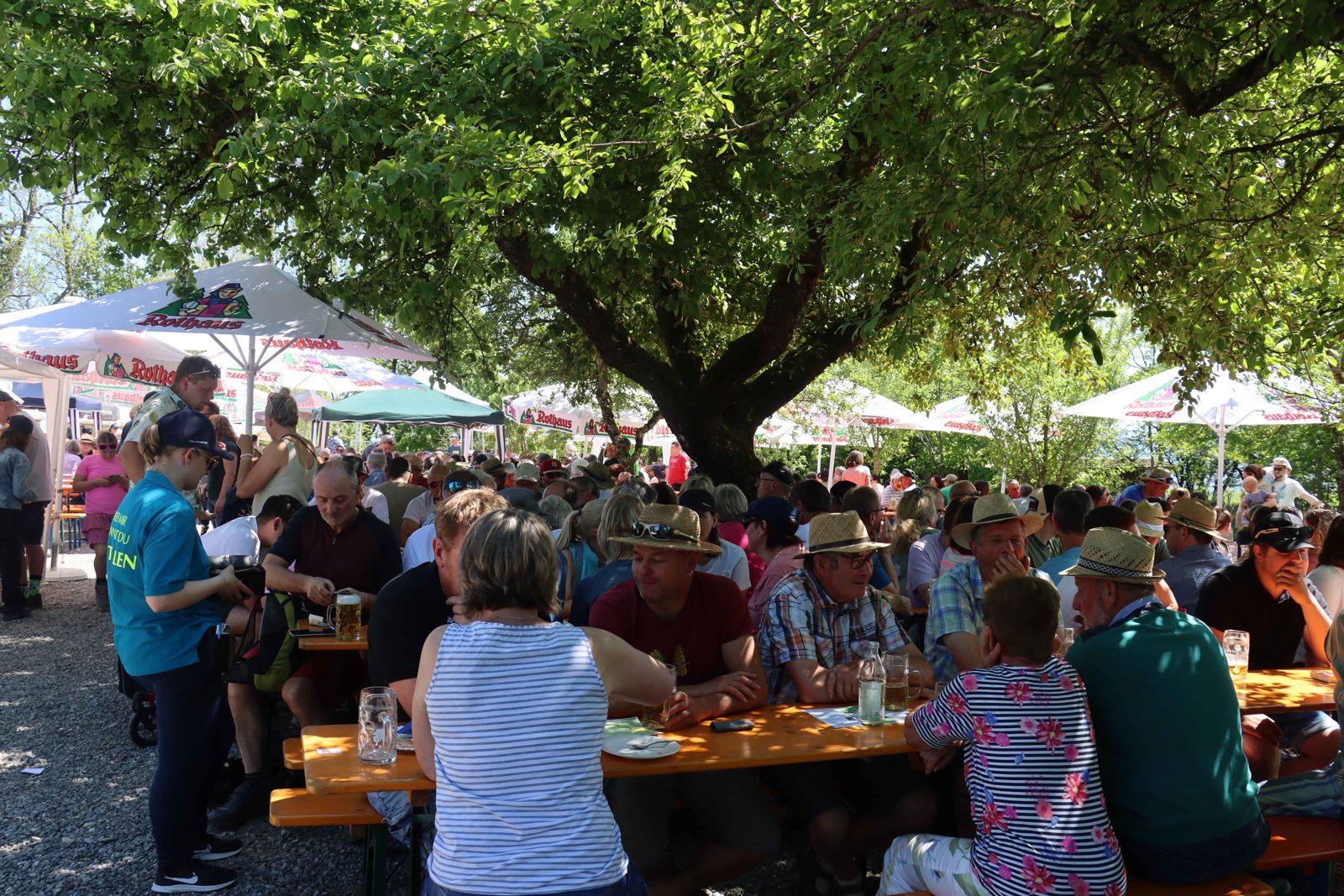 Gäste beim Maifest auf der Homburg