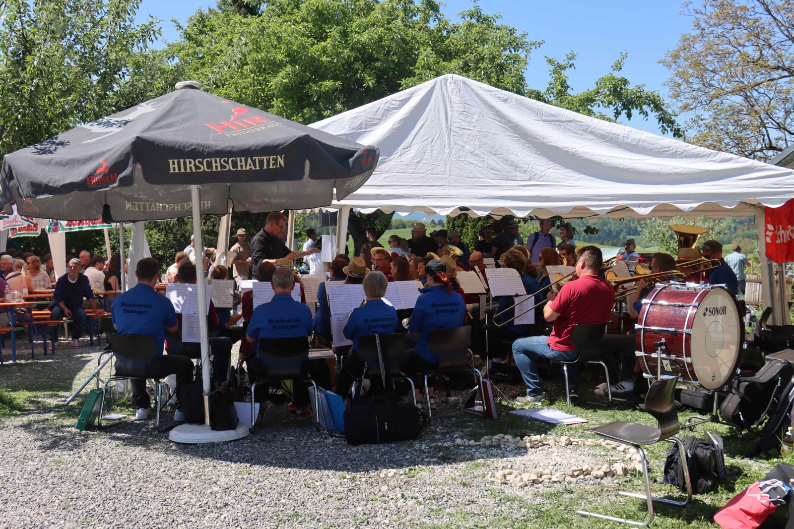 Kapelle spielt im Festzelt
